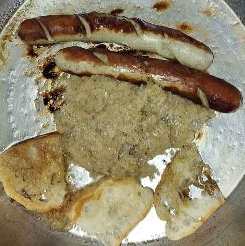 Bratwurst an Toast und Sauerkrauthaschee