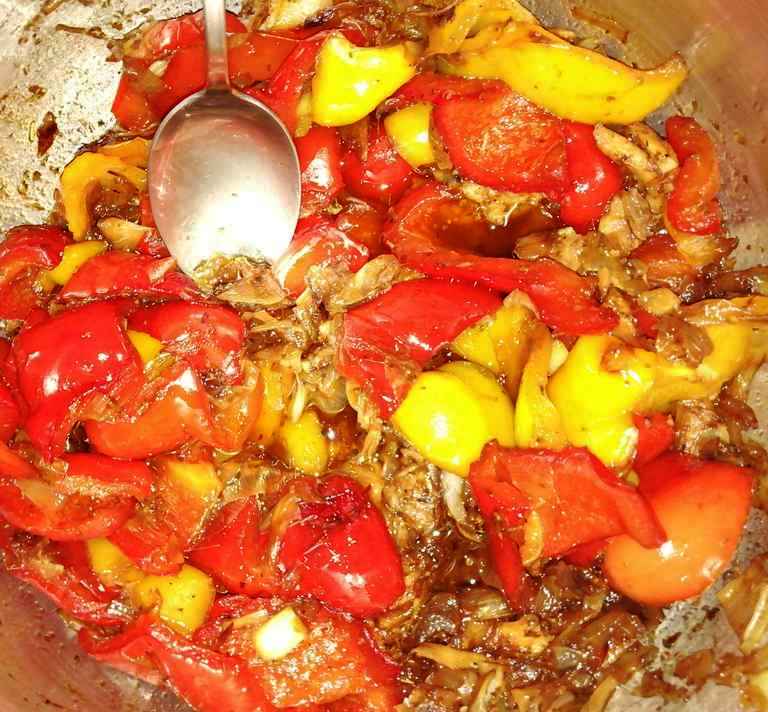 Hähnchenoberschenkel in Lauchpeperonata