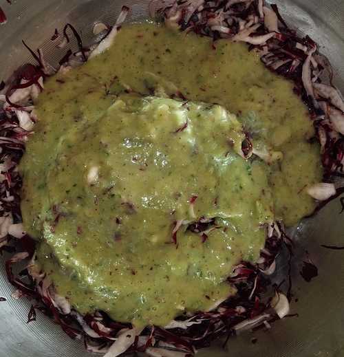 Dressing von Kaki, Orange, Weintrauben, Kiwi und&nbsp;Gurke