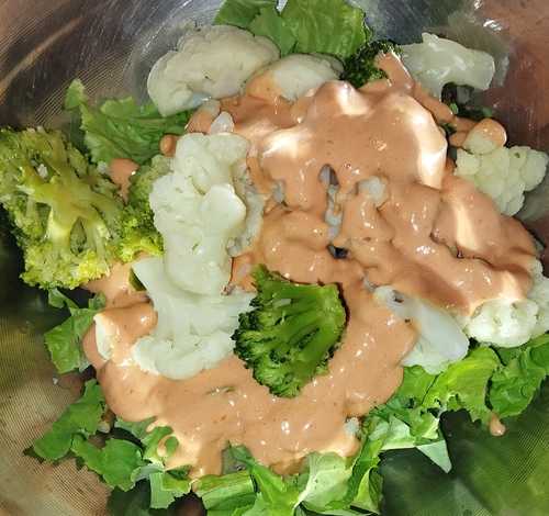 Balkongartensalat zu Blumenkohl und Salsa&nbsp;rosa
